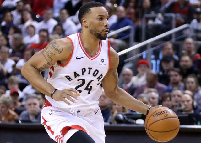 有人举牌写 有人举牌写